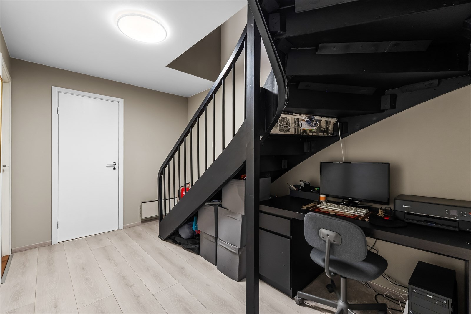 Plass til lagring og et lite kontor under trappa. Galleribilde