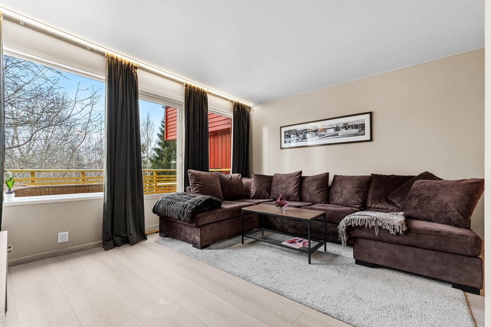 Boligen fremstår som moderne med nytt laminatgulv fra 2022 og pent malte overflater. Galleribilde