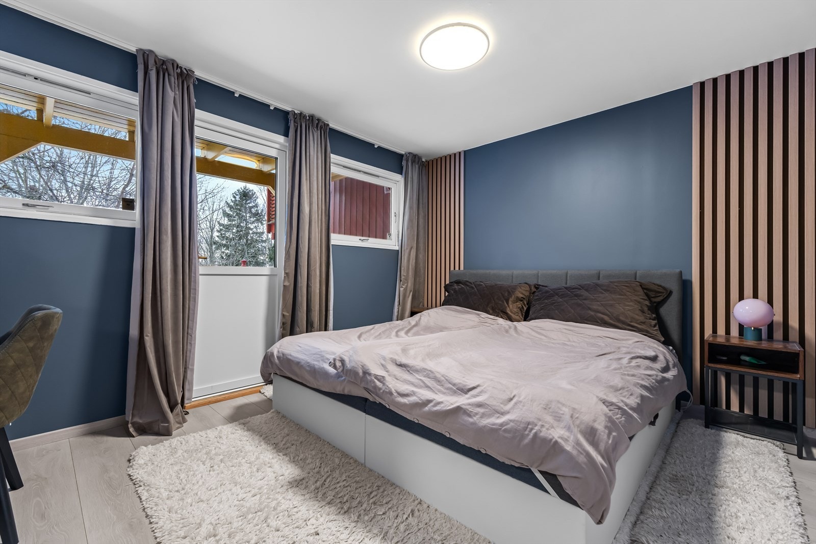Stort soverom med god plass til dobbeltseng og tilhørende møblement. Adkomst til herlig markterrasse på ca. 10 kvm og hagedel. Galleribilde
