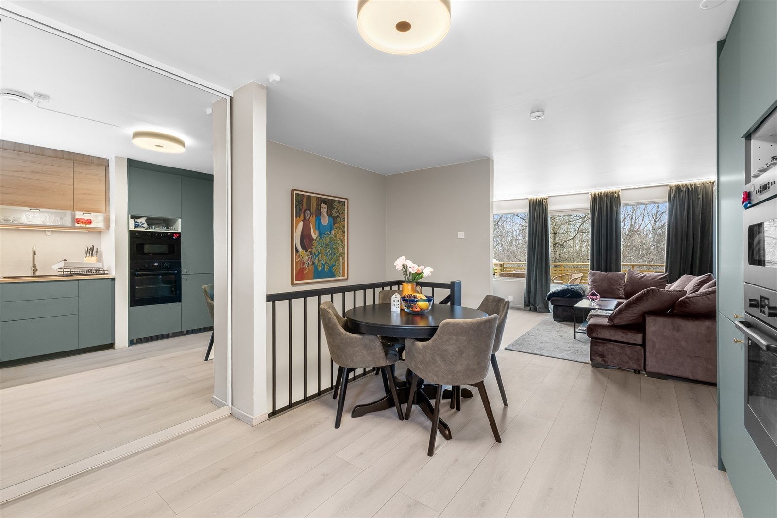 Spisebordet har sin naturlige plass mellom kjøkken- og stuesone. Galleribilde