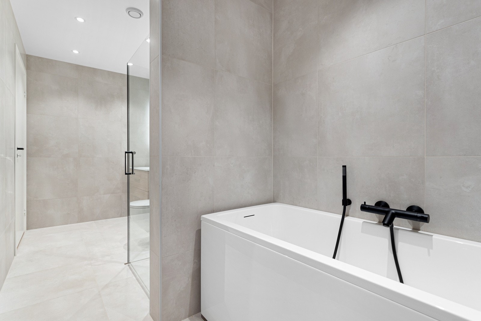 Det er både dusjsone og badekar Galleribilde