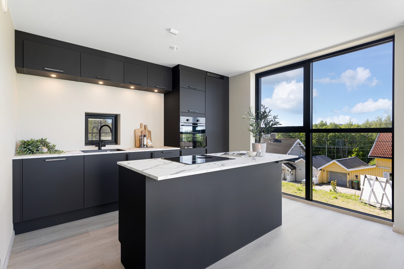 Kjøkken fra Aubo m/integrerte hvitevarer fra Elektrolux. Galleribilde