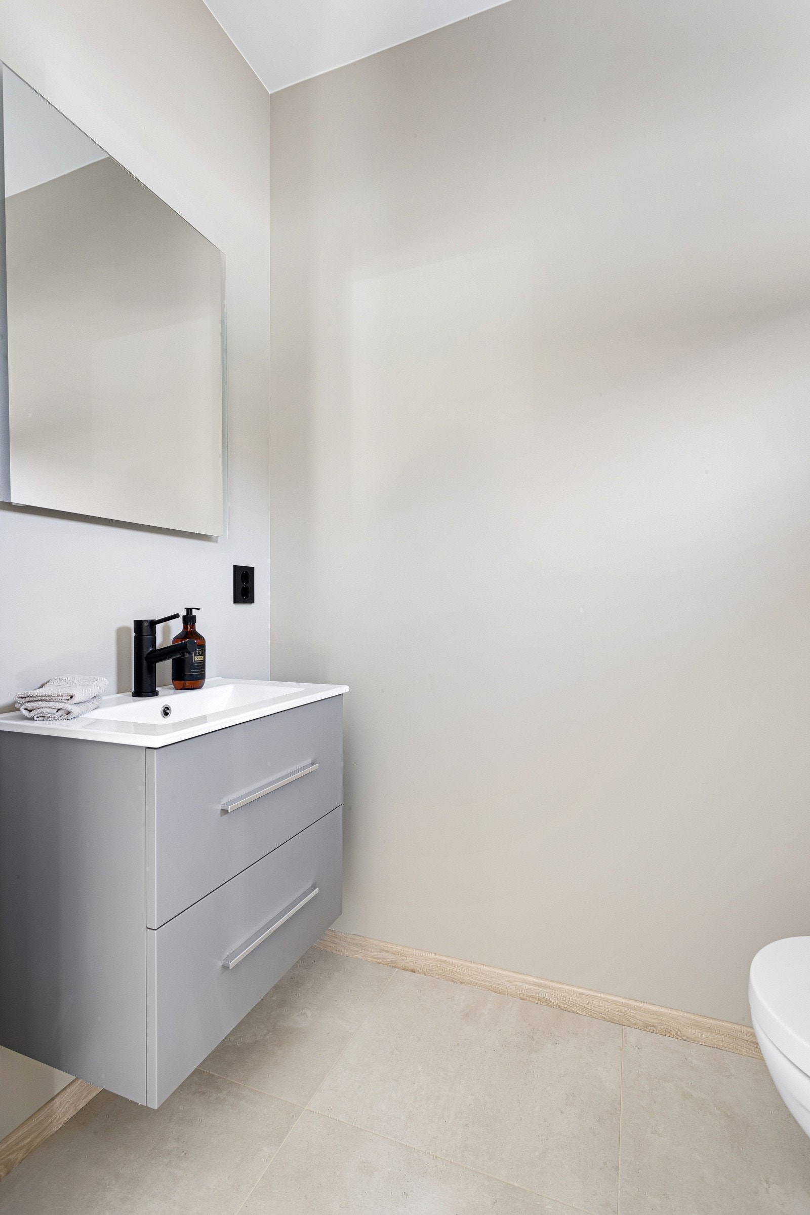 Gjestetoalett med tilgang fra gangen. Galleribilde