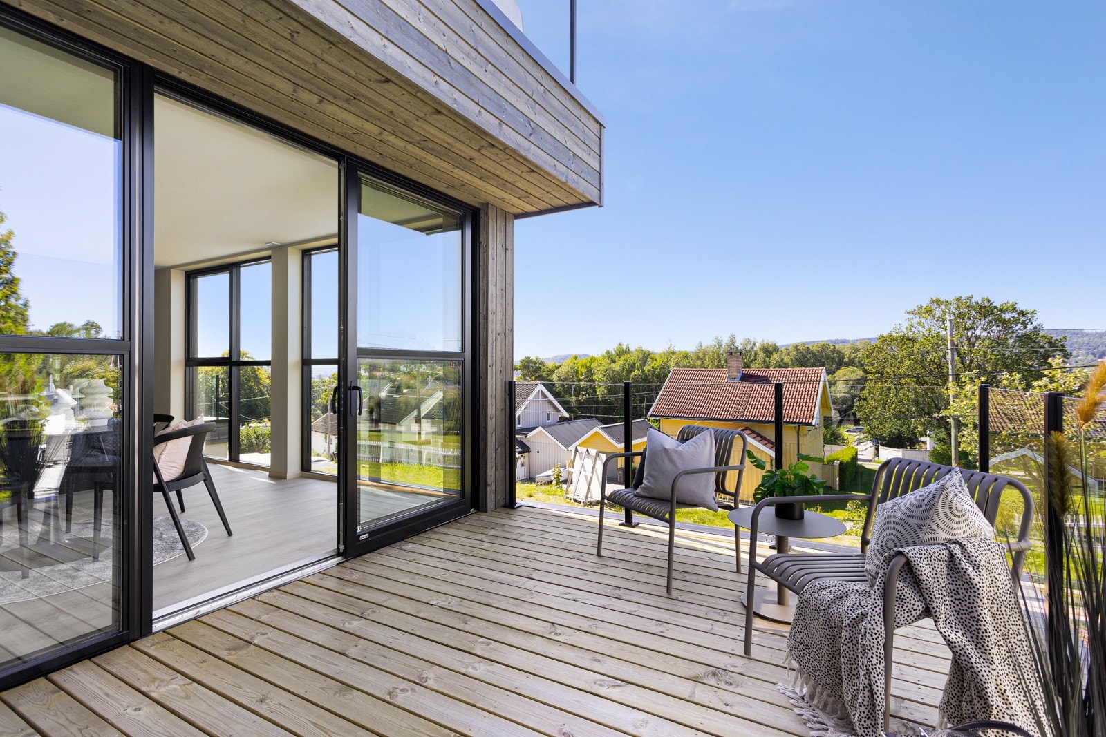 Spisestue har utgang til romslig, vestvendt terrasse. Galleribilde