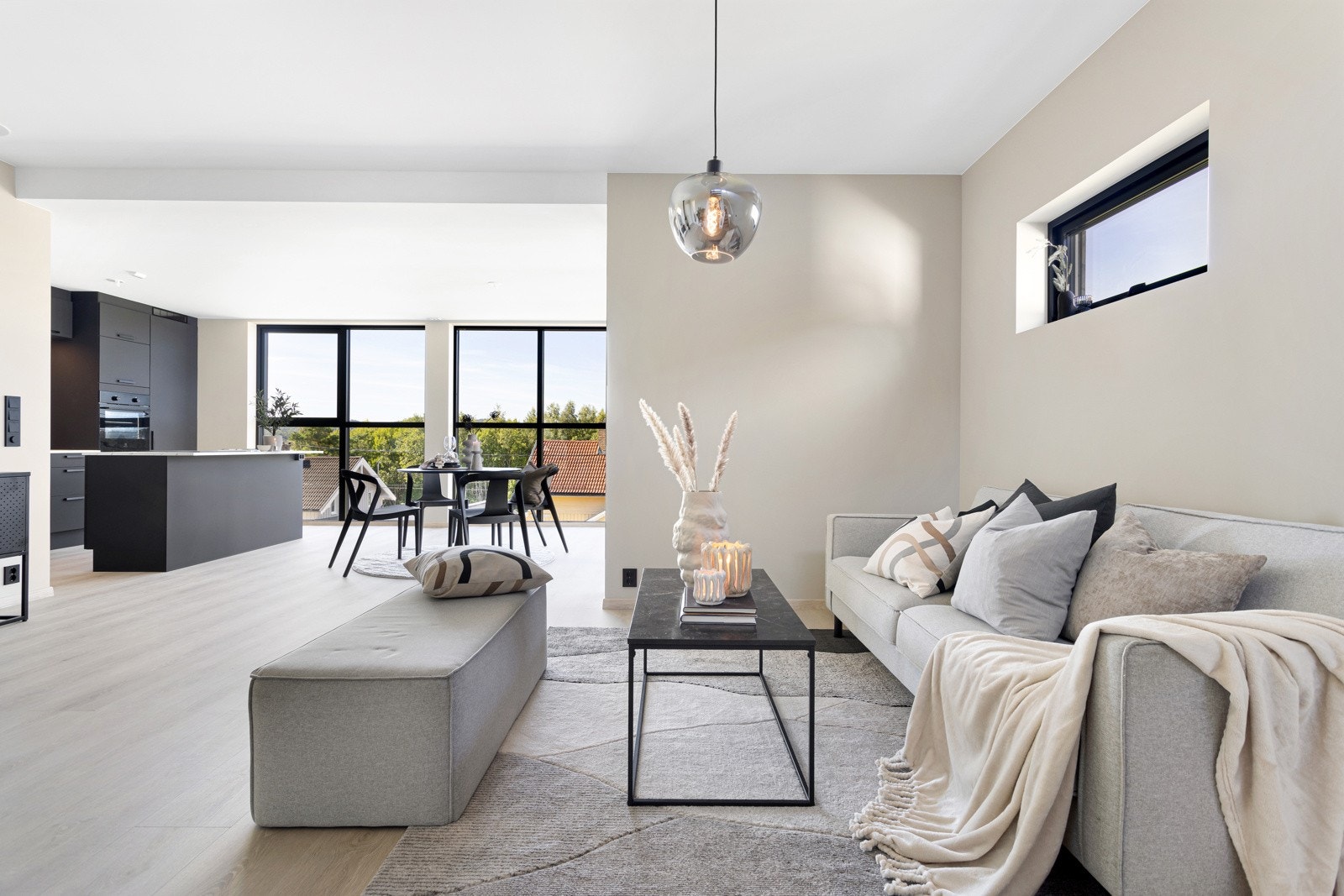 Planløsningen gir naturlige og romslige soner for sitte- og spisegrupper. Galleribilde