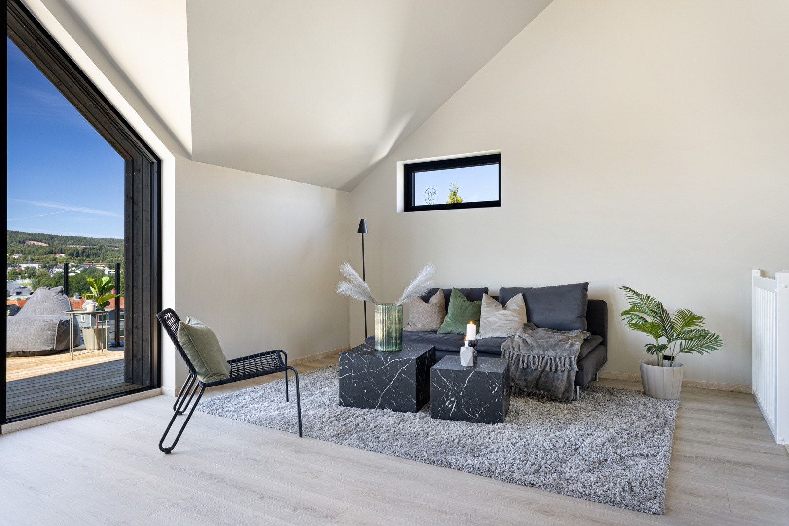 Listefritt tak og eikelist på gulv er gjennomgående for hele boligen. Galleribilde