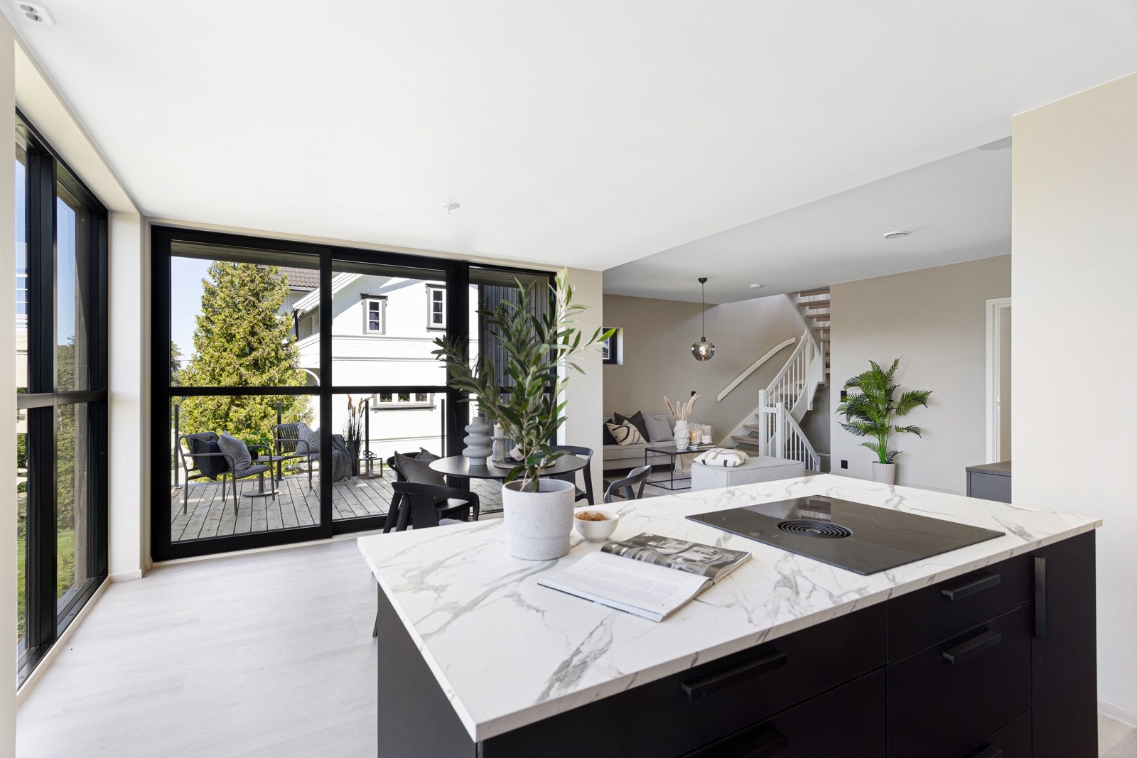 Stue og kjøkken i åpen løsning som gir en god romfølelse. Galleribilde