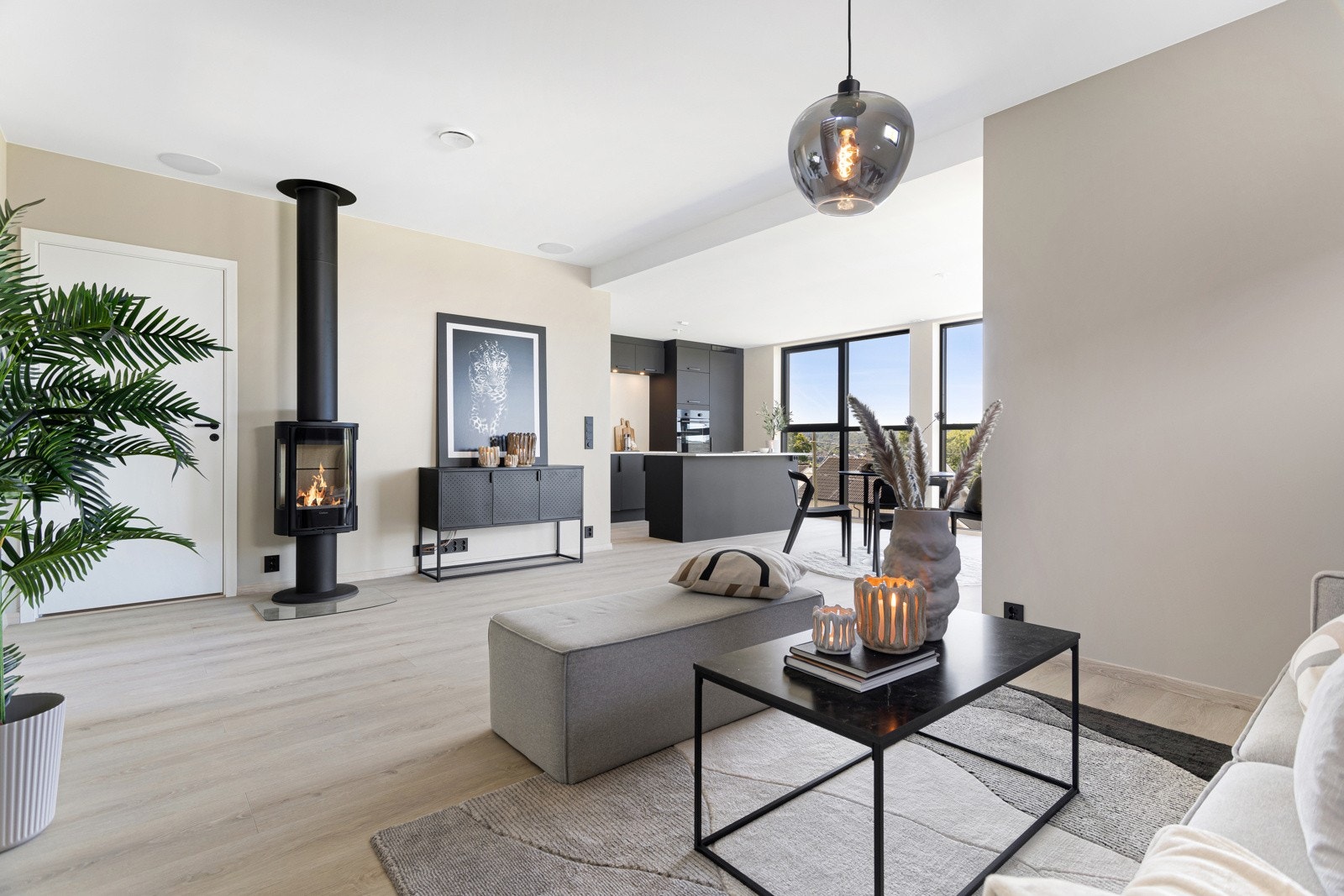 Det er etablert Bowers & Wilkins takhøyttalere i stue 1. etg. og 2. etg. Galleribilde