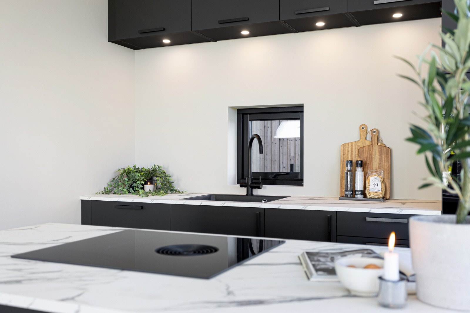 Kjøkken har downlights i innredning over oppvaskbenk. Galleribilde