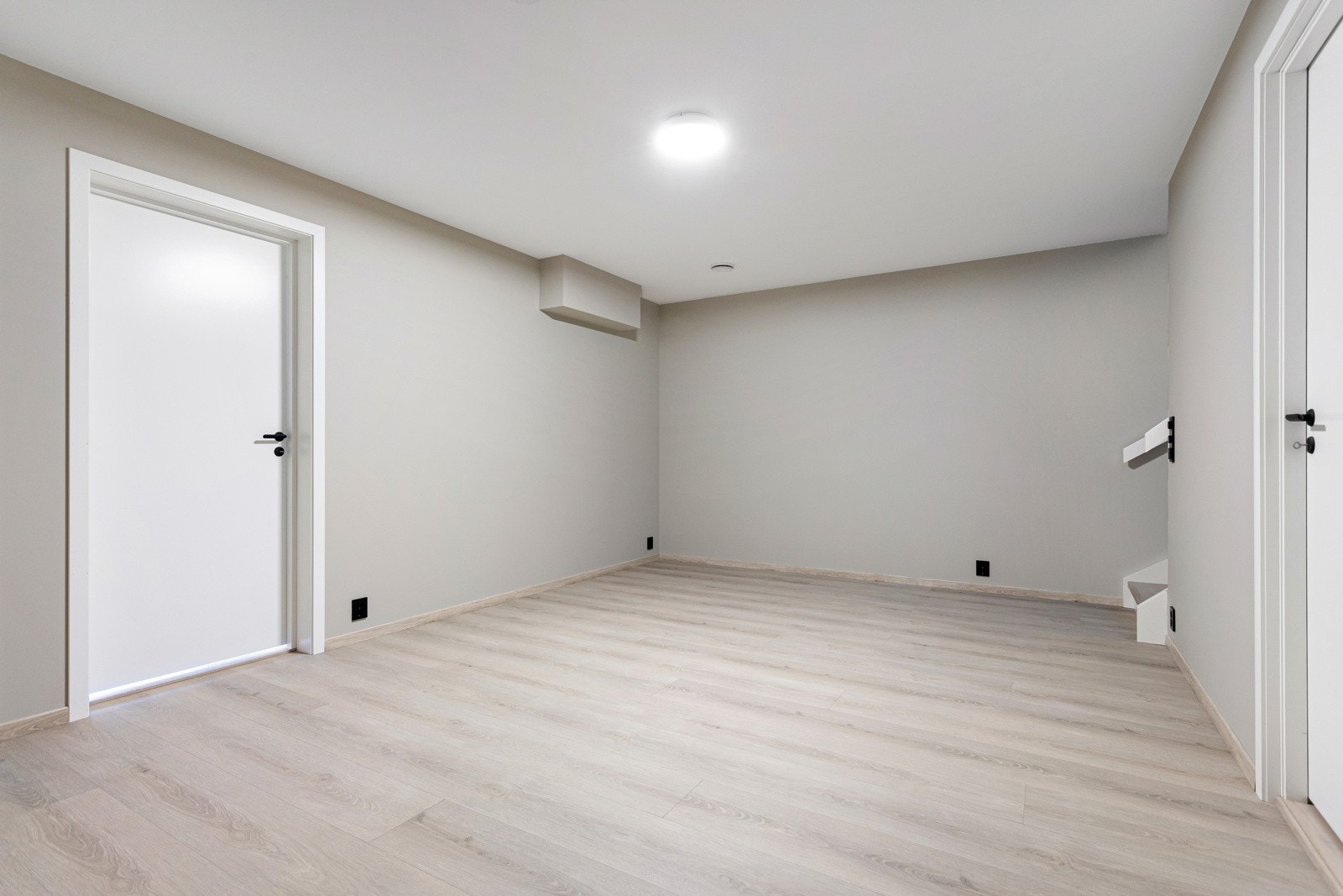 Romslig gang som kan benyttes som en ekstra stue. Det er varme i gulv. Galleribilde