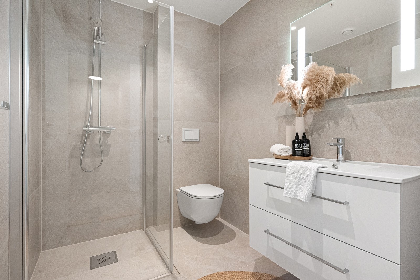 I etasjen er det også en soveromsdel med to gode soverom med tilhørende bad. Galleribilde