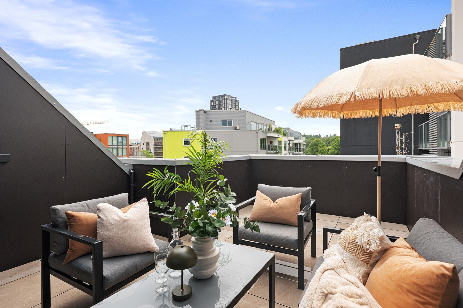 Takterrassen med sol fra tidlig formiddag til sene kvelden Galleribilde