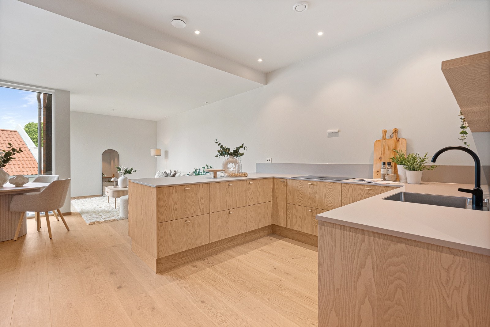 I andre etasje blir du møtt med et lekkert Svane-kjøkken i eik. Den lyse eikefargen kjenner du igjen flere steder i boligen. Integrerte hvitevarer medfølger Galleribilde