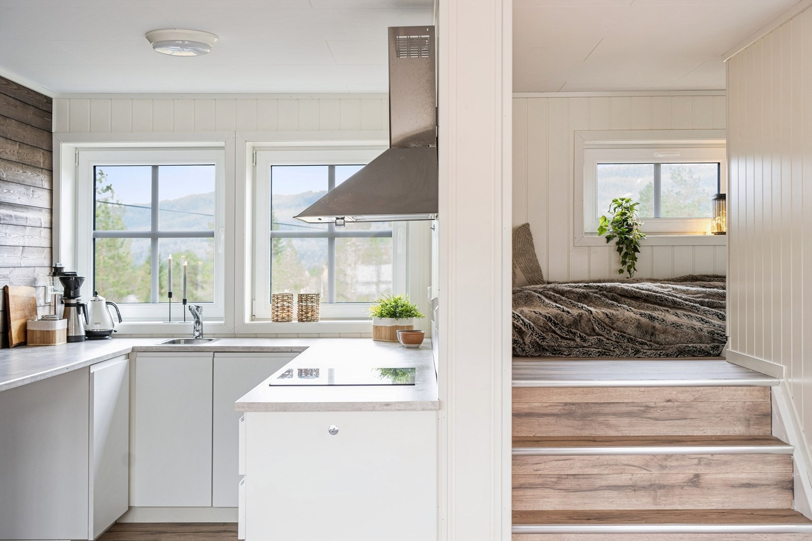 Det er kjøkkenventilator med avtrekk ut. Galleribilde