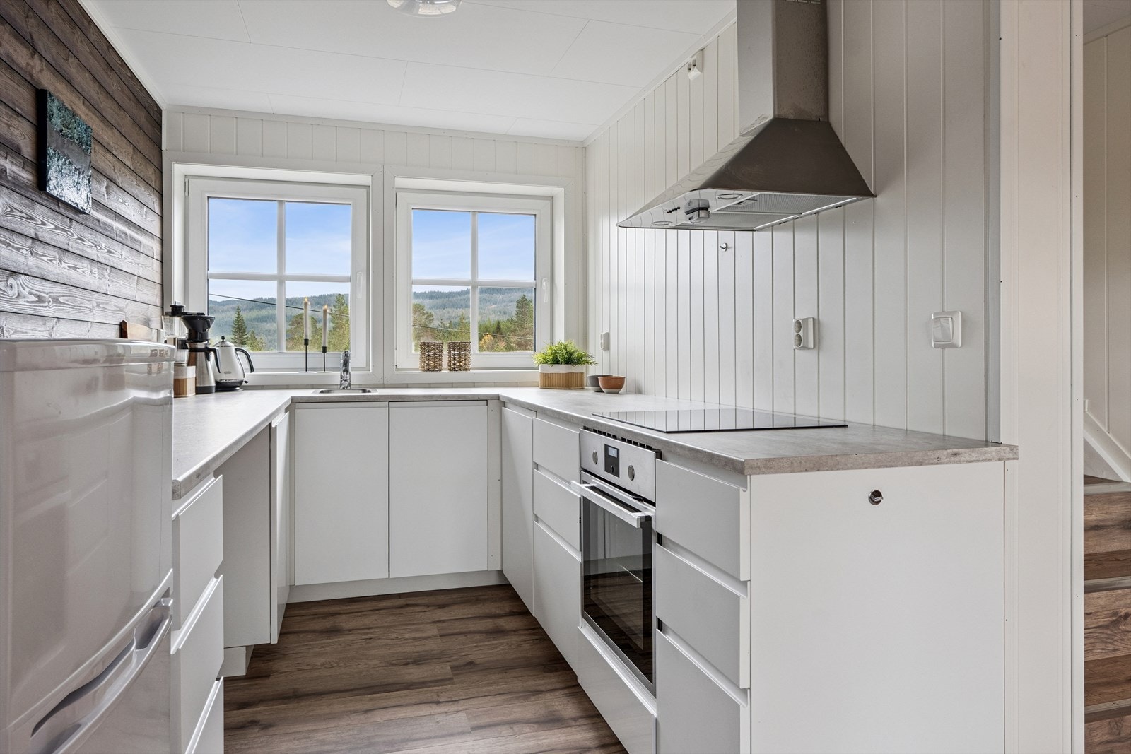 Kjøkken fra byggeår med malte fronter og laminerte benkeplater. Galleribilde