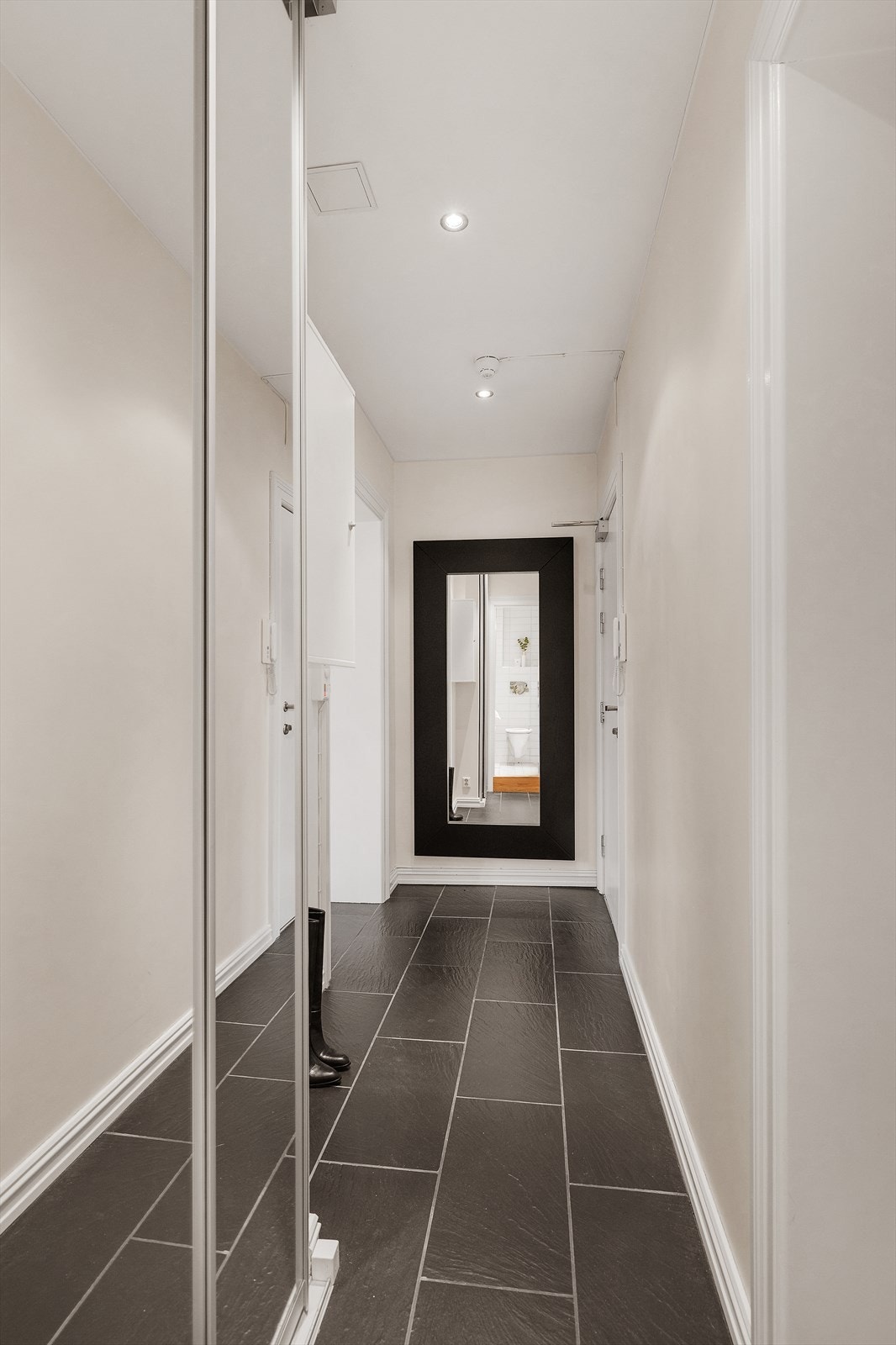 Entréen er flislagt og ønsker deg velkommen hjem. Galleribilde