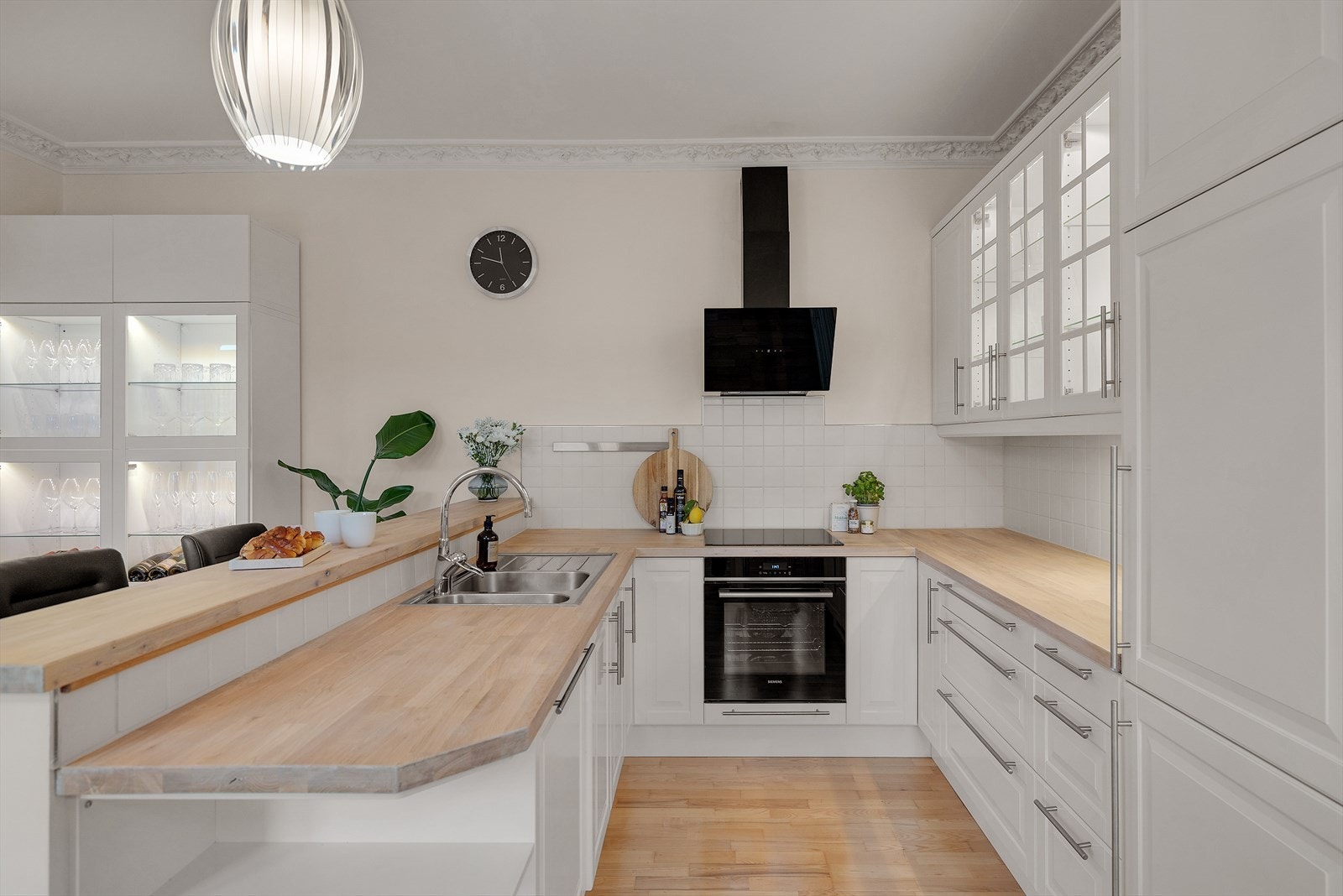 Her er det rikelig med skap og benkeplass. Alt ligger til rette for å briljere på kjøkkenet. Galleribilde