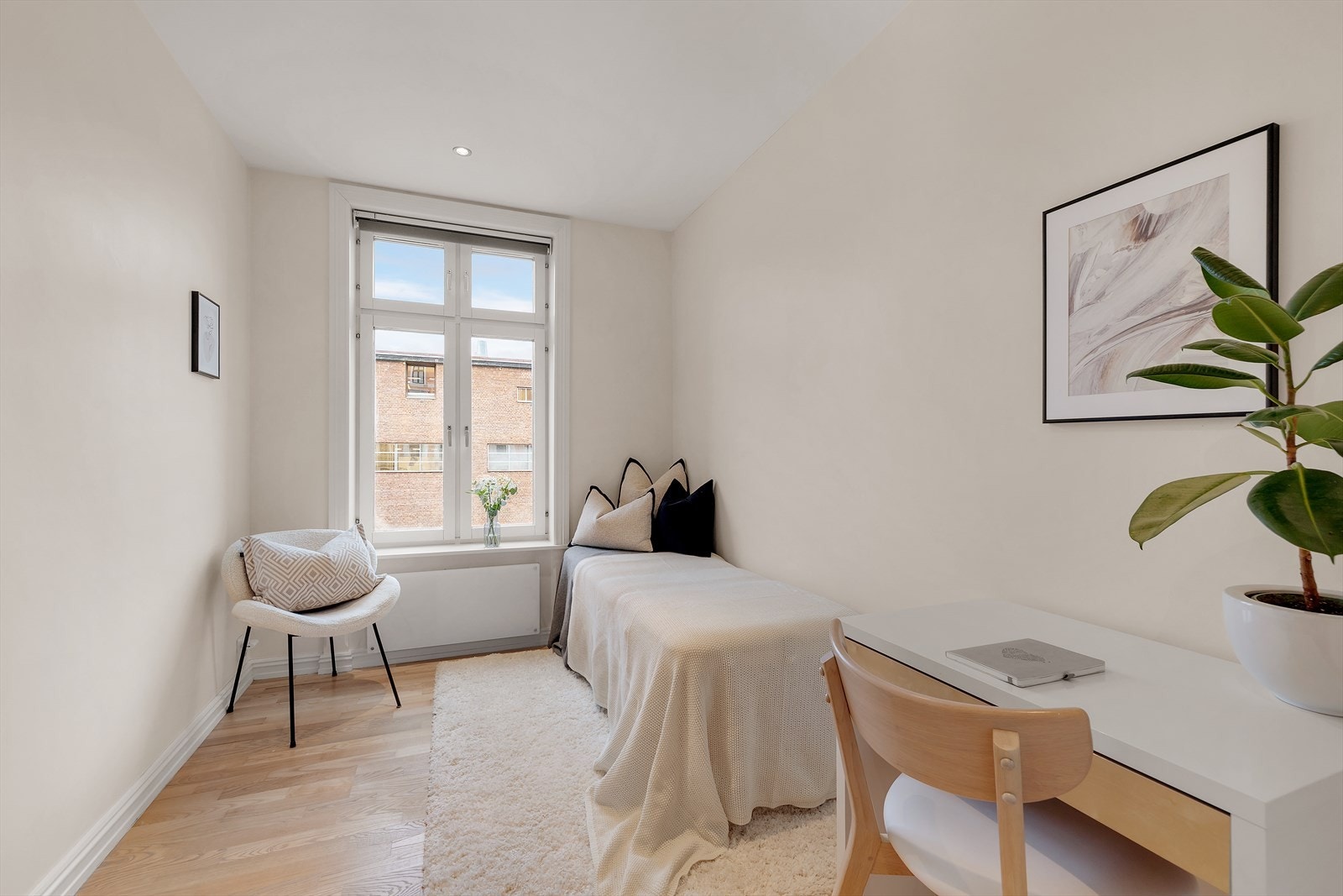 Boligens andre soverom er delikat og lyst. Galleribilde