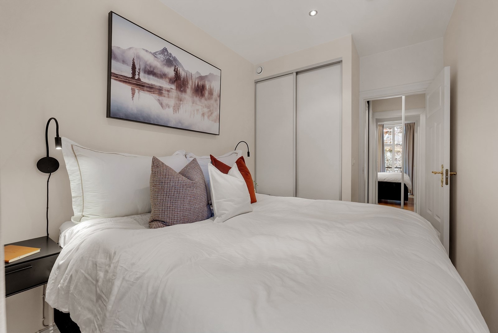 Her er det også innfellte lys i himling, og det er gode oppbevaringsmuligheter i plassbygd garderobeskap. Galleribilde