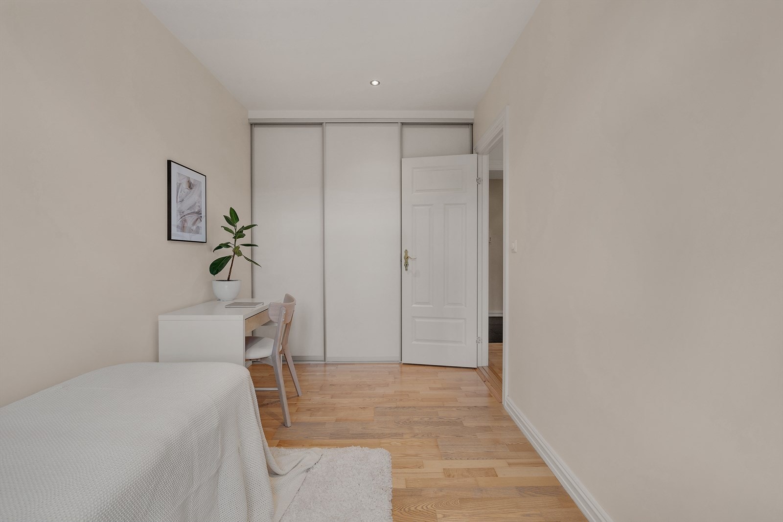 Her er det også rikelig med oppbevaringsmuligheter i plassbygd garderobeskap, og rommet fungerer utmerket som kontor eller hobbyrom. Galleribilde