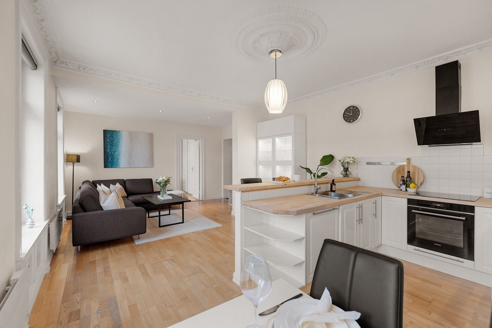 Kjøkkenet og stuen harmonerer fint med hverandre, og oppholdsrommet blir et godt sted å være. Galleribilde