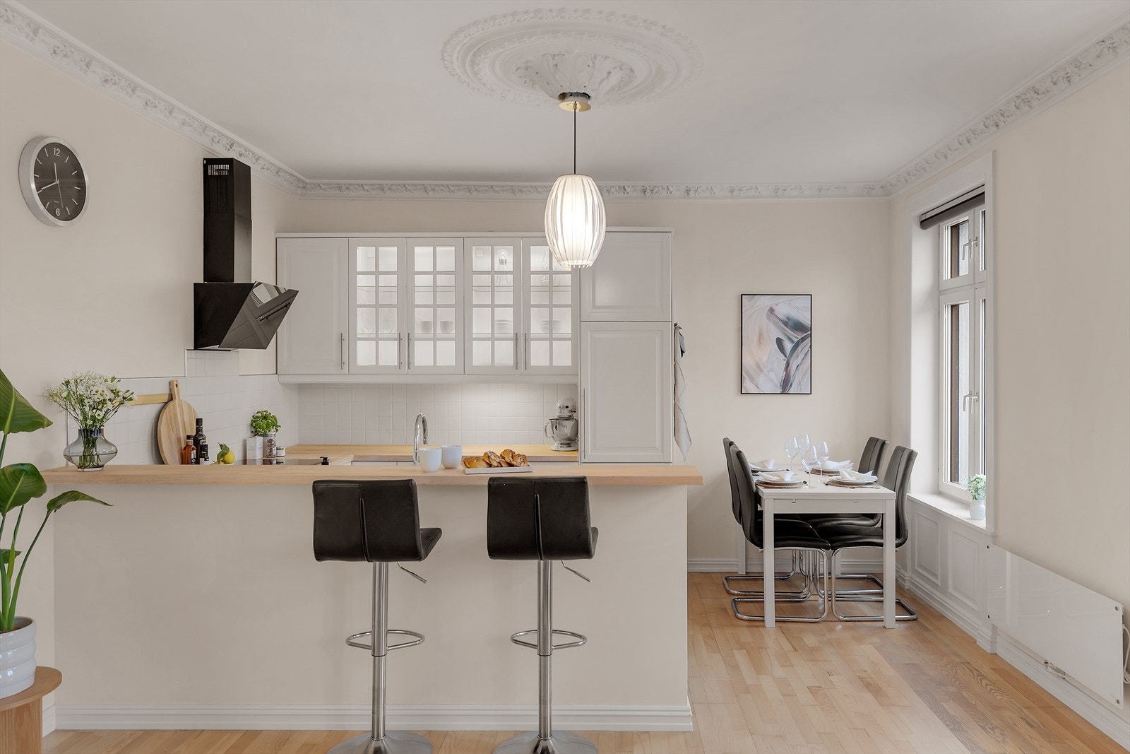 Legg merke til svært pen stukkatur og rosett i himlingen, samt brystningspanel i underkant av vindu. Galleribilde