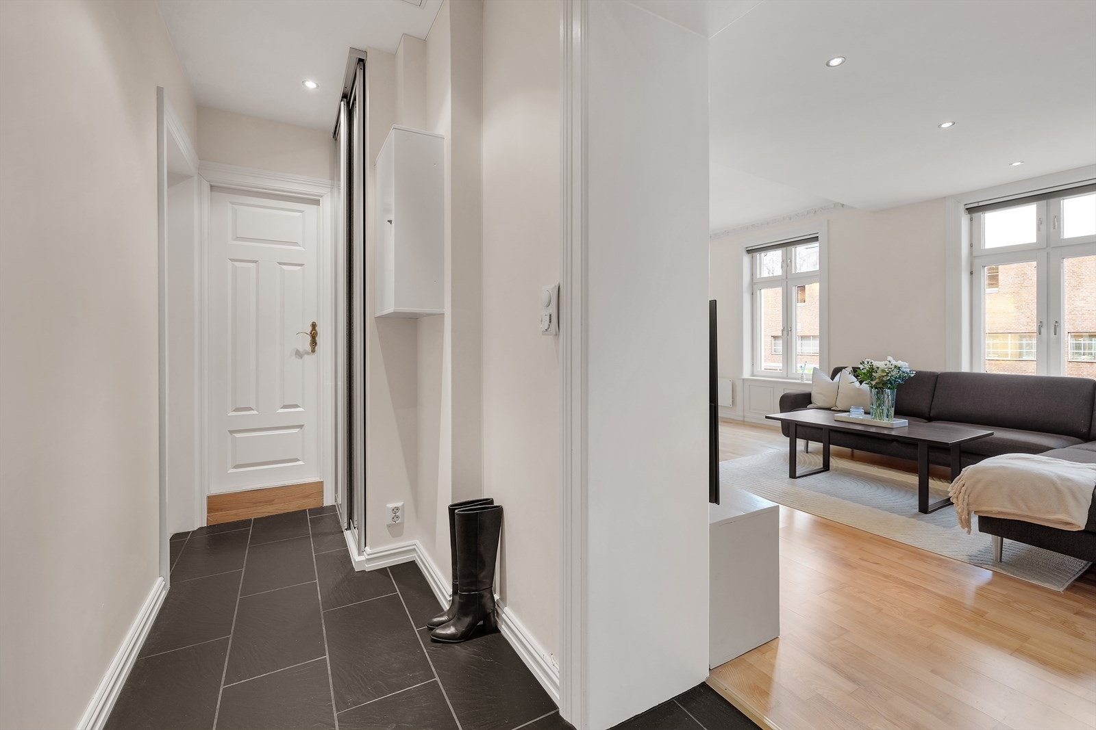 Entréen tar deg til alle rom i boligen, og er lys og fin. Galleribilde