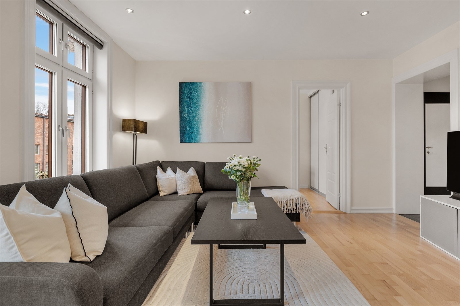 Stuen er stor og lys, med gode vindusflater og tidsriktige farger. Galleribilde