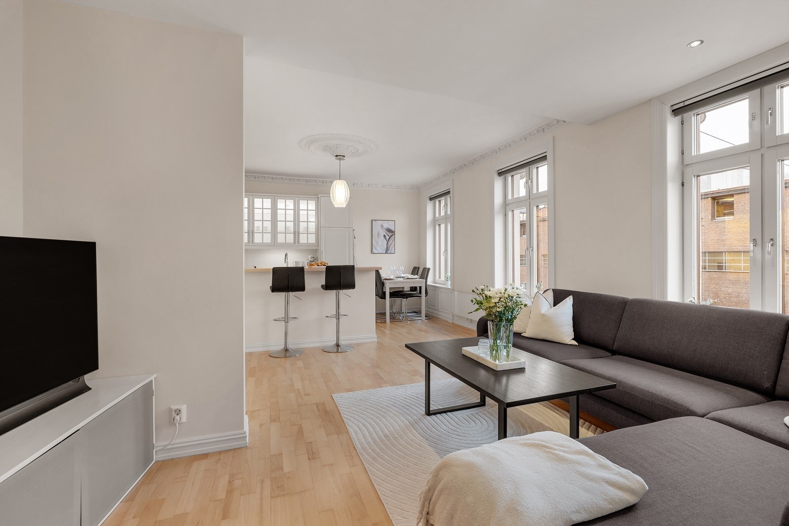 Det er innfellte lys i deler av himlingen. Leiligheten har flere praktiske løsninger som bla. Smart rullegardiner i stue, kjøkken og soverom 2, Mill Smart panelovner i hele leiligheten og trådløs lysbryter til stue/kjøkken. Galleribilde