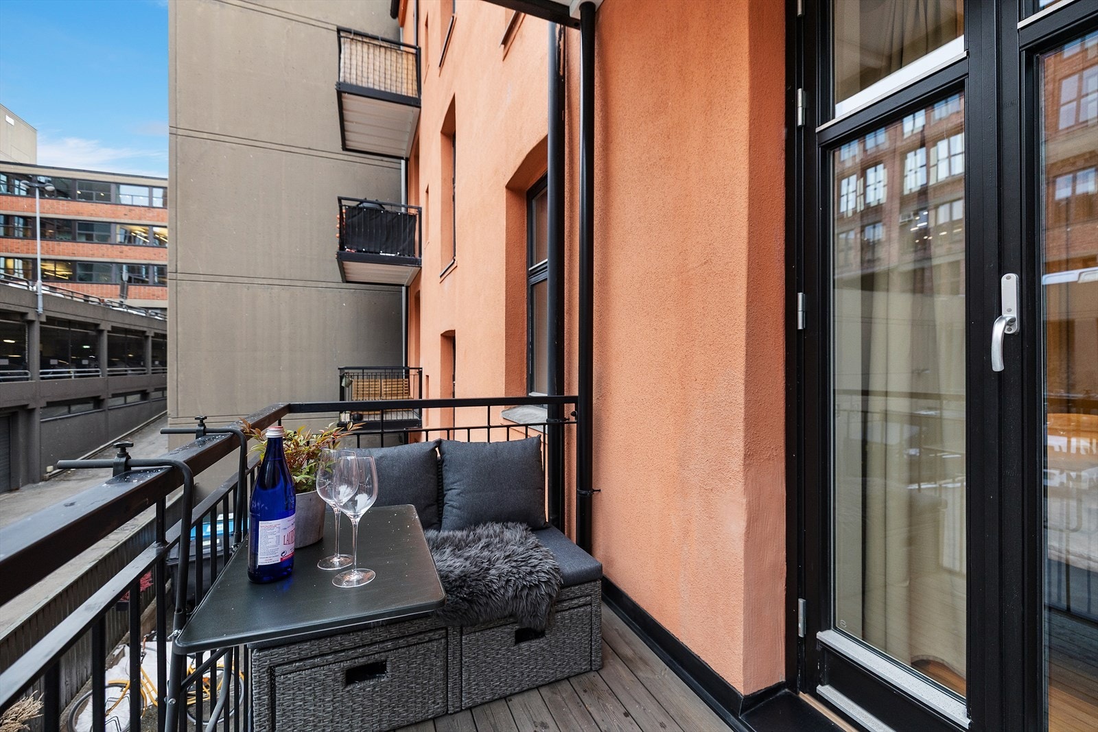 Balkongen er av god størrelse og har rom for sittegruppe. Galleribilde