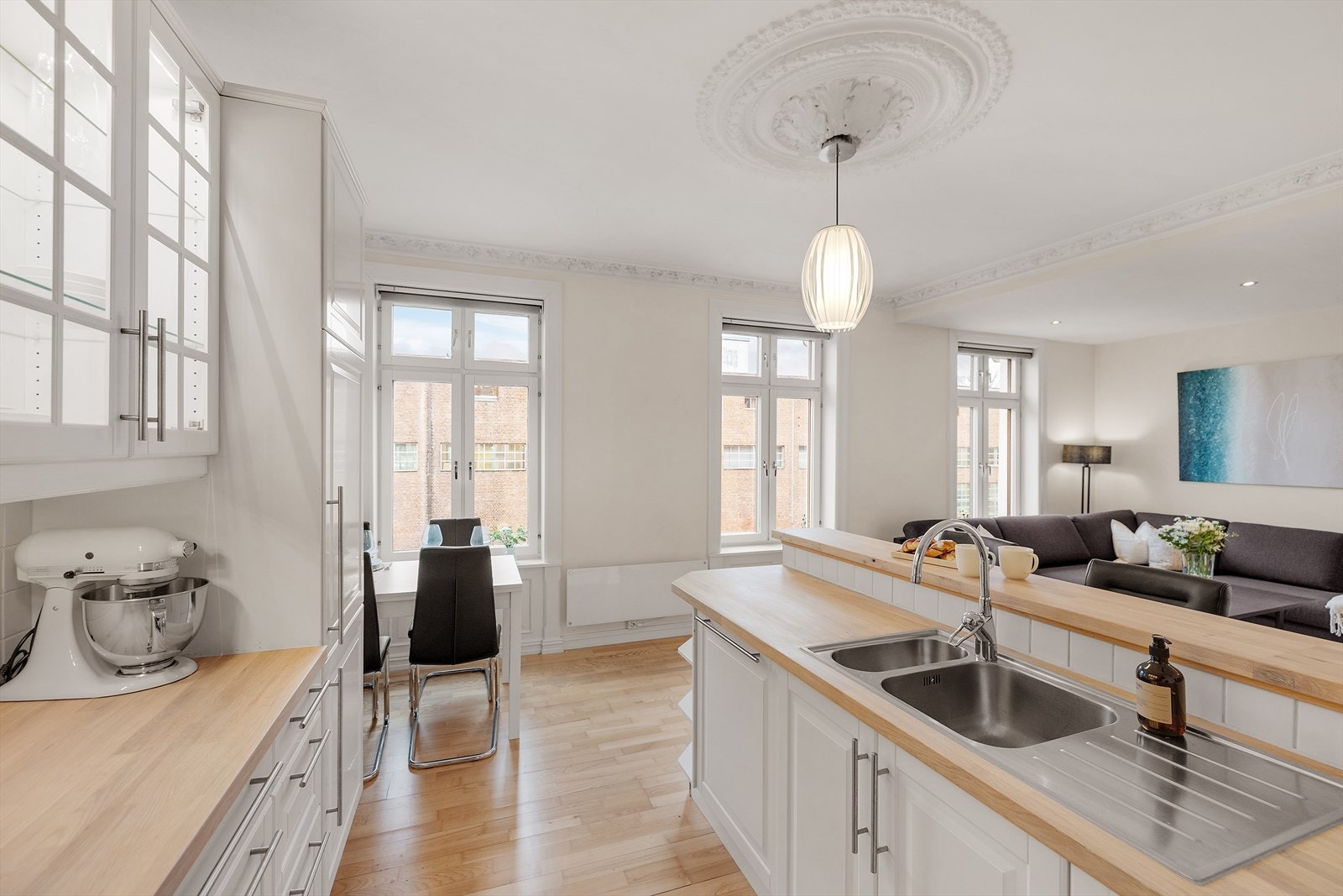 Det er også rom for en spiseplass i forkant av kjøkkenet. Her kan gode middager i godt selskap nytes. Galleribilde