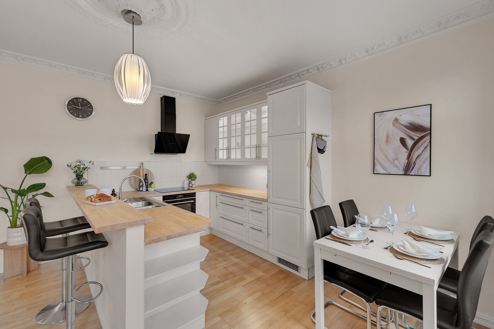 Kjøkkenet ligger i åpen løsning mot stuen, og formet i hestesko, som muliggjør barløsning i bakkant av kjøkkenbenken. Et perfekt sted for gjestene når du lager mat. Galleribilde