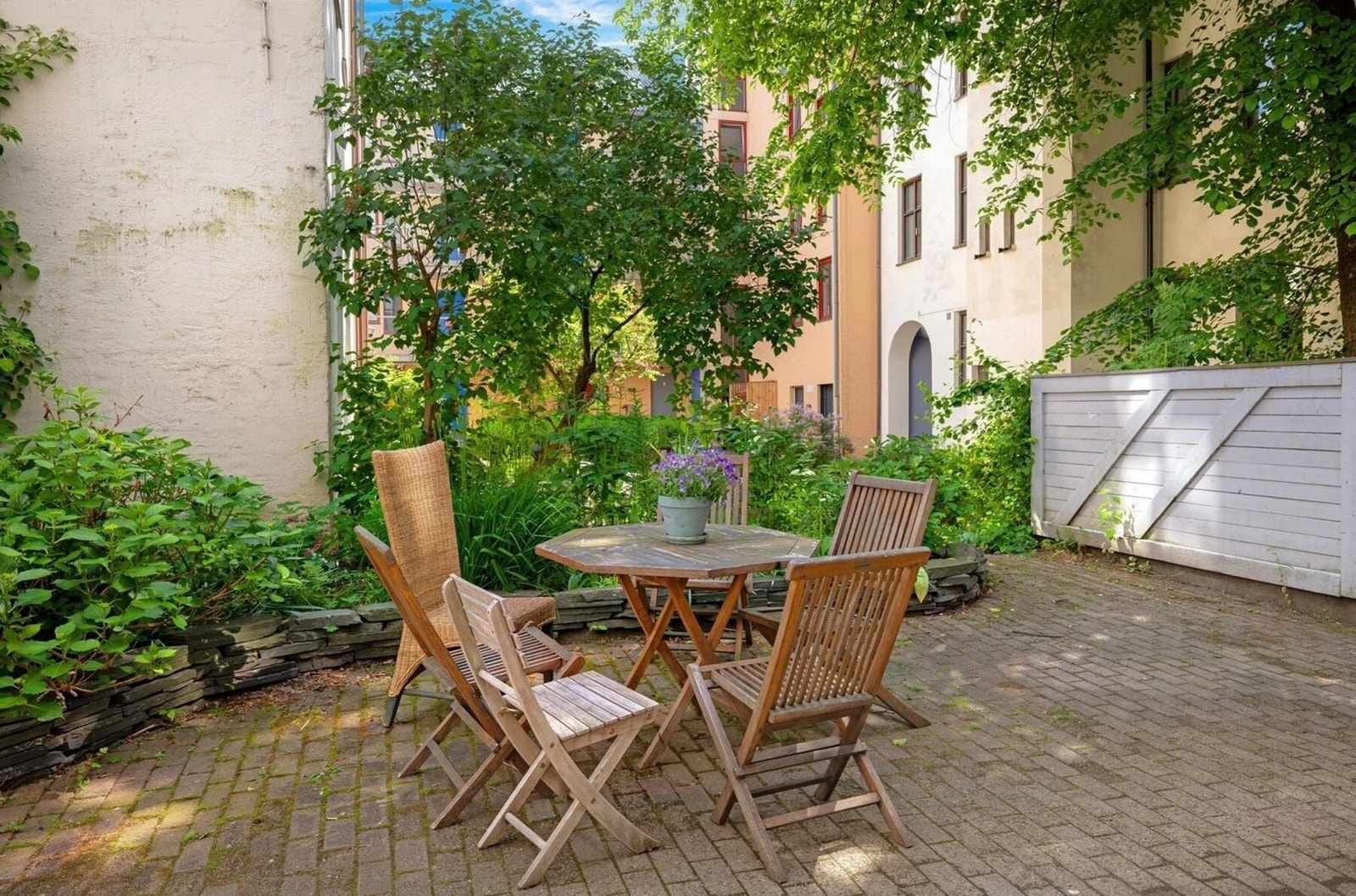 Sommerbilde av bakgården Galleribilde