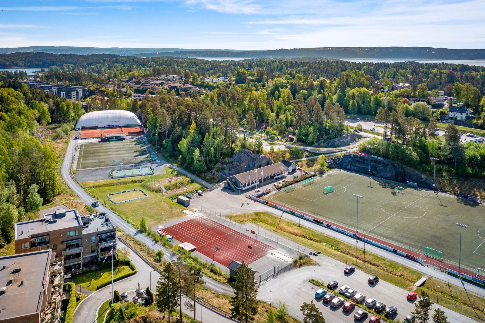 Nesøya idrettspark byr på et bredt aktivitetstilbud, inkludert Tufte-park, kunstgressbaner, løpebane, friidrettsanlegg, tennisbaner og boblehall. Galleribilde