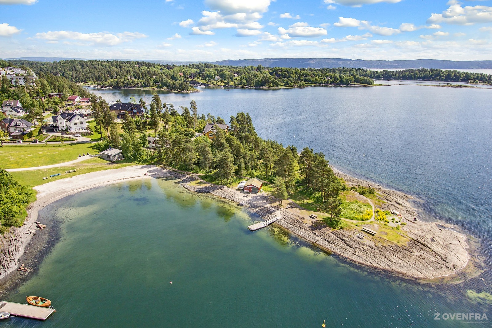 Hvamodden er en flott badeplass på sydspissen av Nesøya med sandstrand og gressslette. Fine turstier med benker rundt omkring på odden. Galleribilde