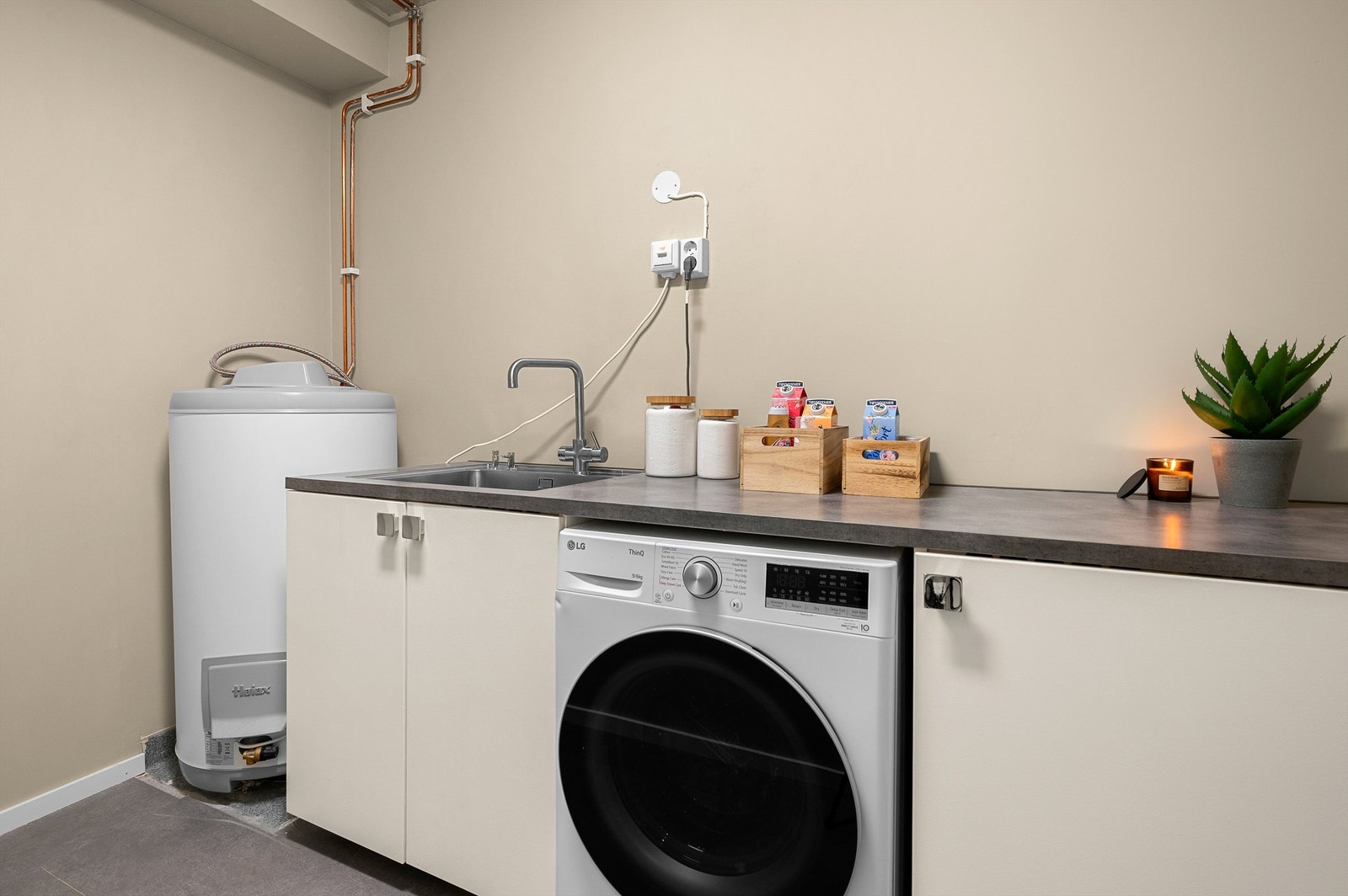 Praktisk separat vaskerom på 4,5 kvm med gode lagringsmuligheter. Galleribilde