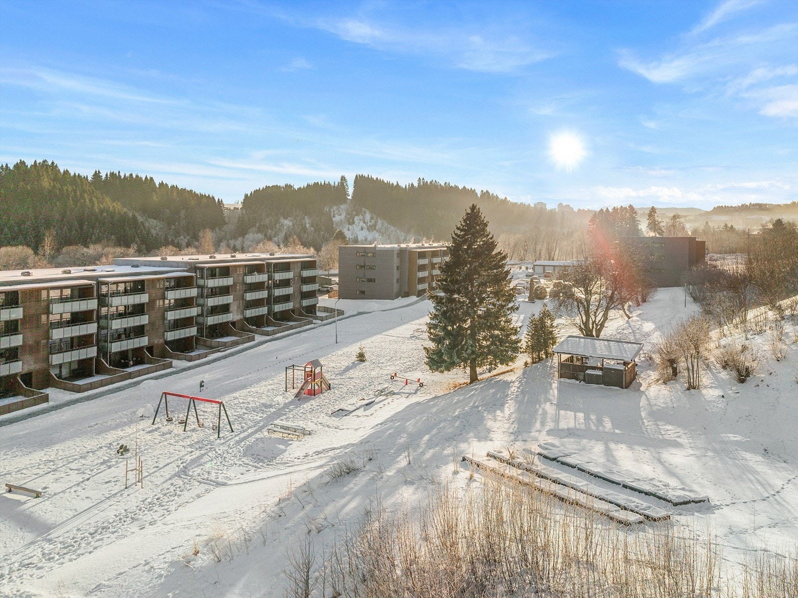 Romolslia er omkranset av flotte tur- og rekreasjonsområder, og har direkte nærhet til marka. Gang- og sykkelveier leder videre mot Bymarka, som byr på et stort utvalg turmuligheter sommer som vinter. Galleribilde