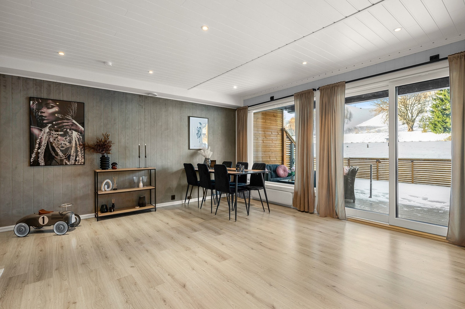 Velkommen til Romolslia 19C - og denne innbydende 3-roms andelsleiligheten beliggende i et attraktivt og rolig boligområde på Romolslia! Galleribilde