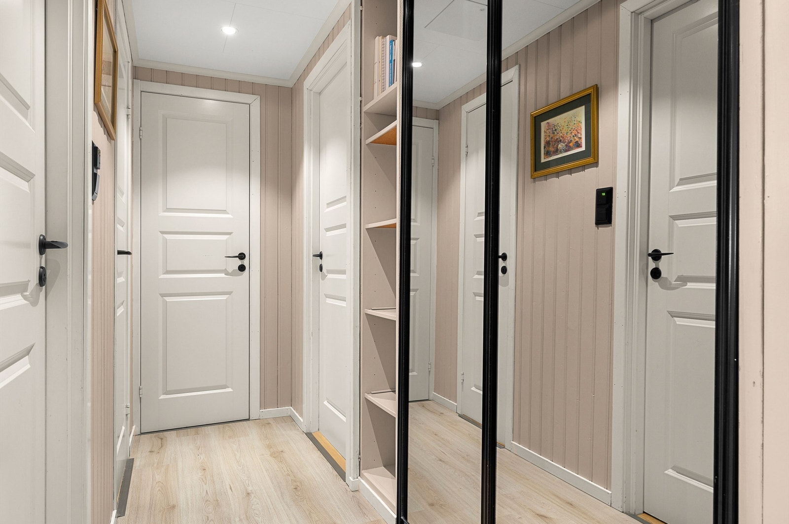 Det er etablert praktisk skyvedørsgarderobe og hylleløsning i gangen. Galleribilde