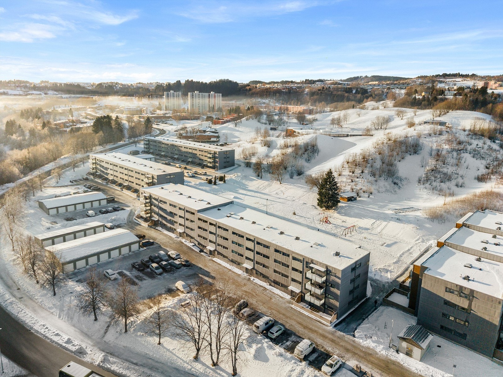 Dagligvarehandel er lett tilgjengelig med Bunnpris Romolslia kun ca. 6 minutters gange fra boligen. Nærmeste bussholdeplass, Romolslia nedre, ligger ca. 100 meter unna og har hyppige avganger til Trondheim sentrum og øvrige deler av byen. Galleribilde