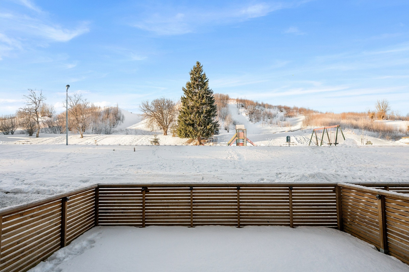 Borettslaget har en fin beliggenhet med grense mot grønne friområder og skog, god avstand mellom bebyggelsen og frodige omgivelser. Området fremstår som svært familievennlig, med trygge gangveier, lite gjennomgangstrafikk og gode oppvekstsvilkår. Galleribilde