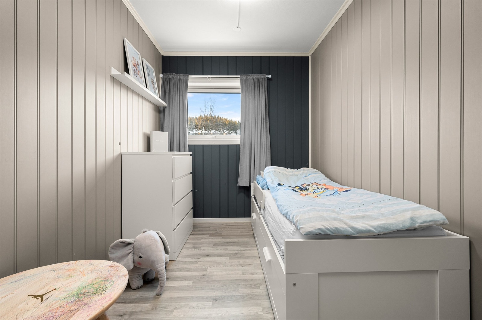 Soverom 2 er på 8 kvm og kan fint benyttes som barnerom eller kontor hvis ønskelig. Galleribilde