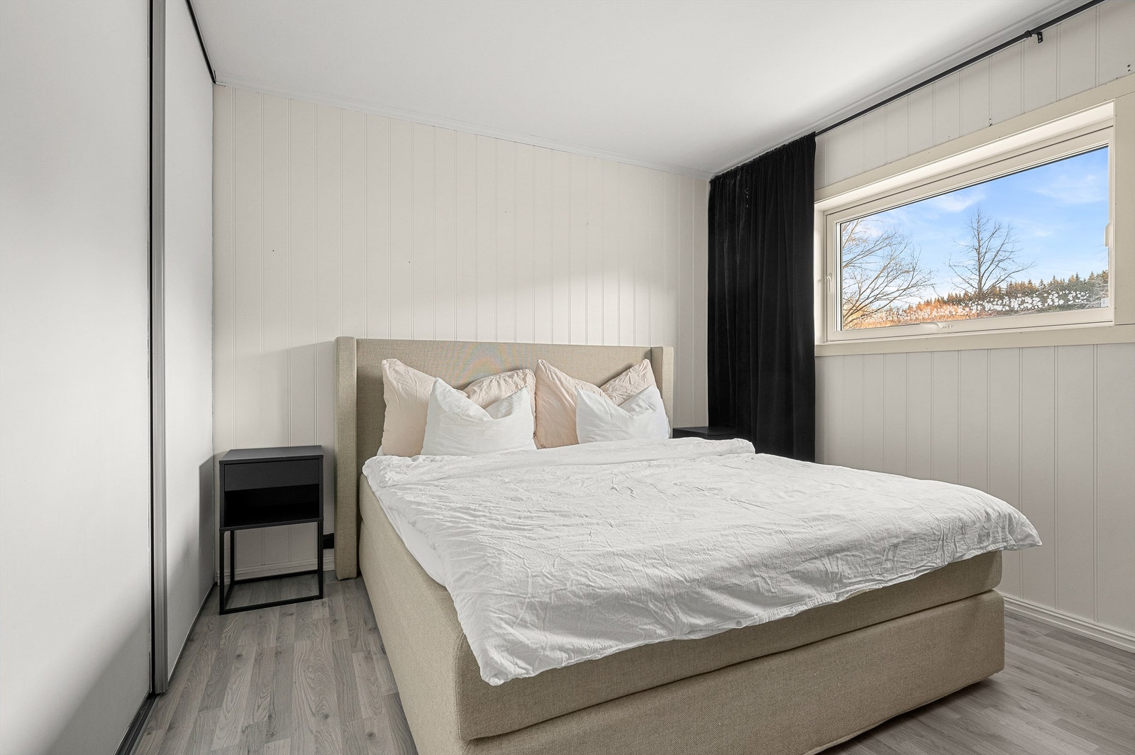 På soverommet er det etablert en praktisk skyvedørsgarderobe. Galleribilde