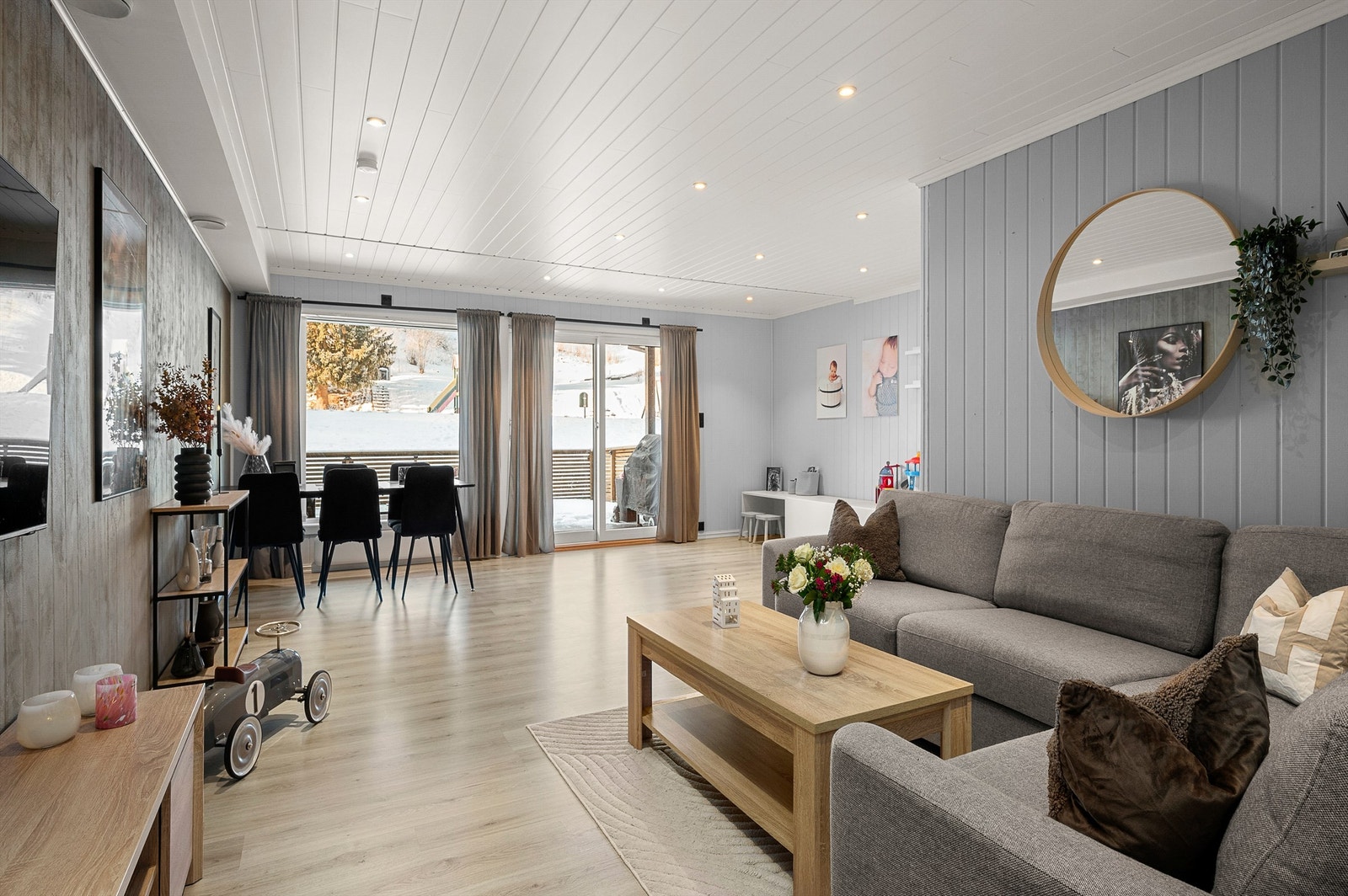 Leiligheten er gjennomgående lys og luftig med utstrakte vindusflater som sikrer rikelig med naturlig dagslys. Galleribilde