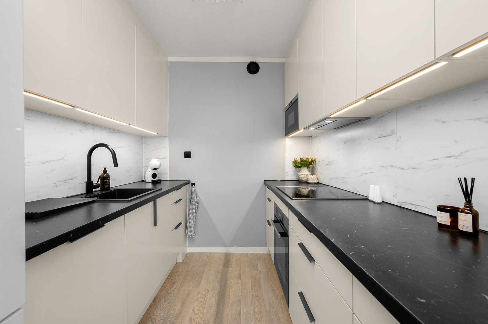 Kjøkkenet ligger naturlig tilbaketrukket fra stuen og er innredet med lyse slette flater og benkeplate i kontrast. Kjøkkenet er fra 2021 og har videre integrert stekeovn, mikrobølgeovn, platetopp og oppvaskmaskin. Frittstående kjøleskap. Galleribilde