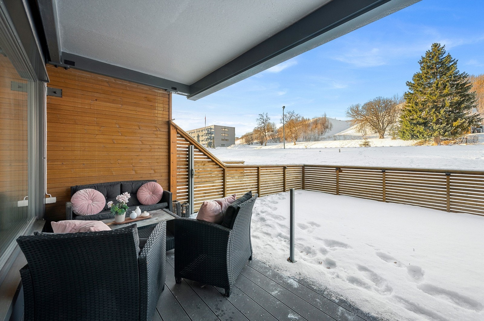 Fra stuen har man direkte utgang til en delvis overbygd terrasse på 11 kvm med god plass til ønsket utemøblement og grill. Galleribilde