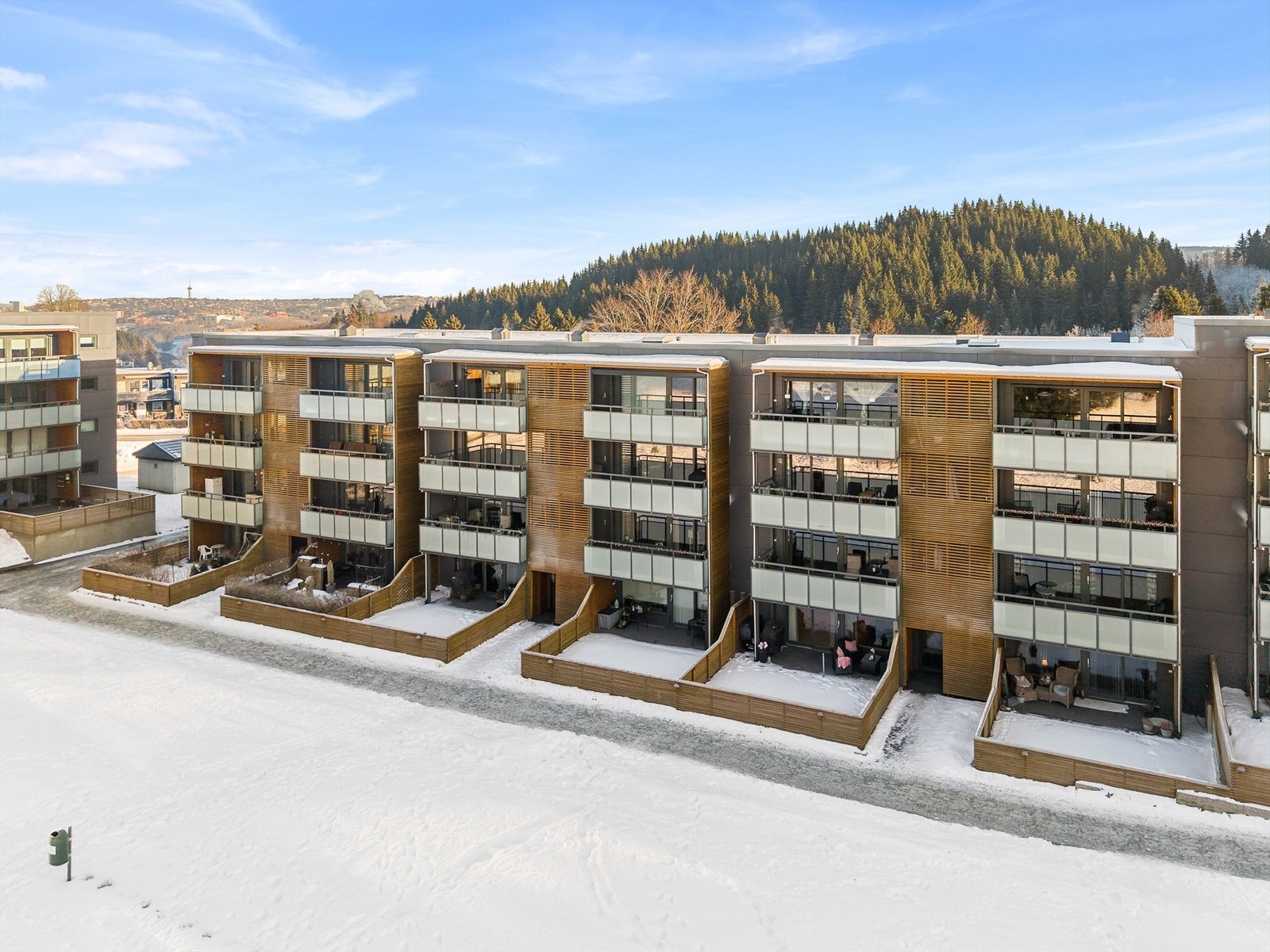 Romolslia barnehage og Romolslia skole nås på få minutters gange. I tilknytning til skolen ligger Romolslia idrettsplass, og i nærområdet finnes det flere lekeplasser, balløkker og aktivitetsområder som legger godt til rette for barn og unge. Galleribilde