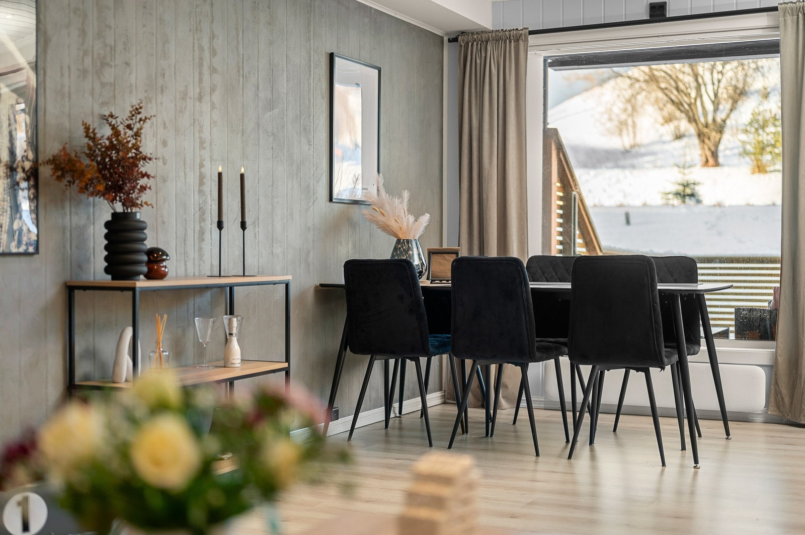 Her har man god plass til å samle familie og venner til hyggelige sammenkomster. Galleribilde