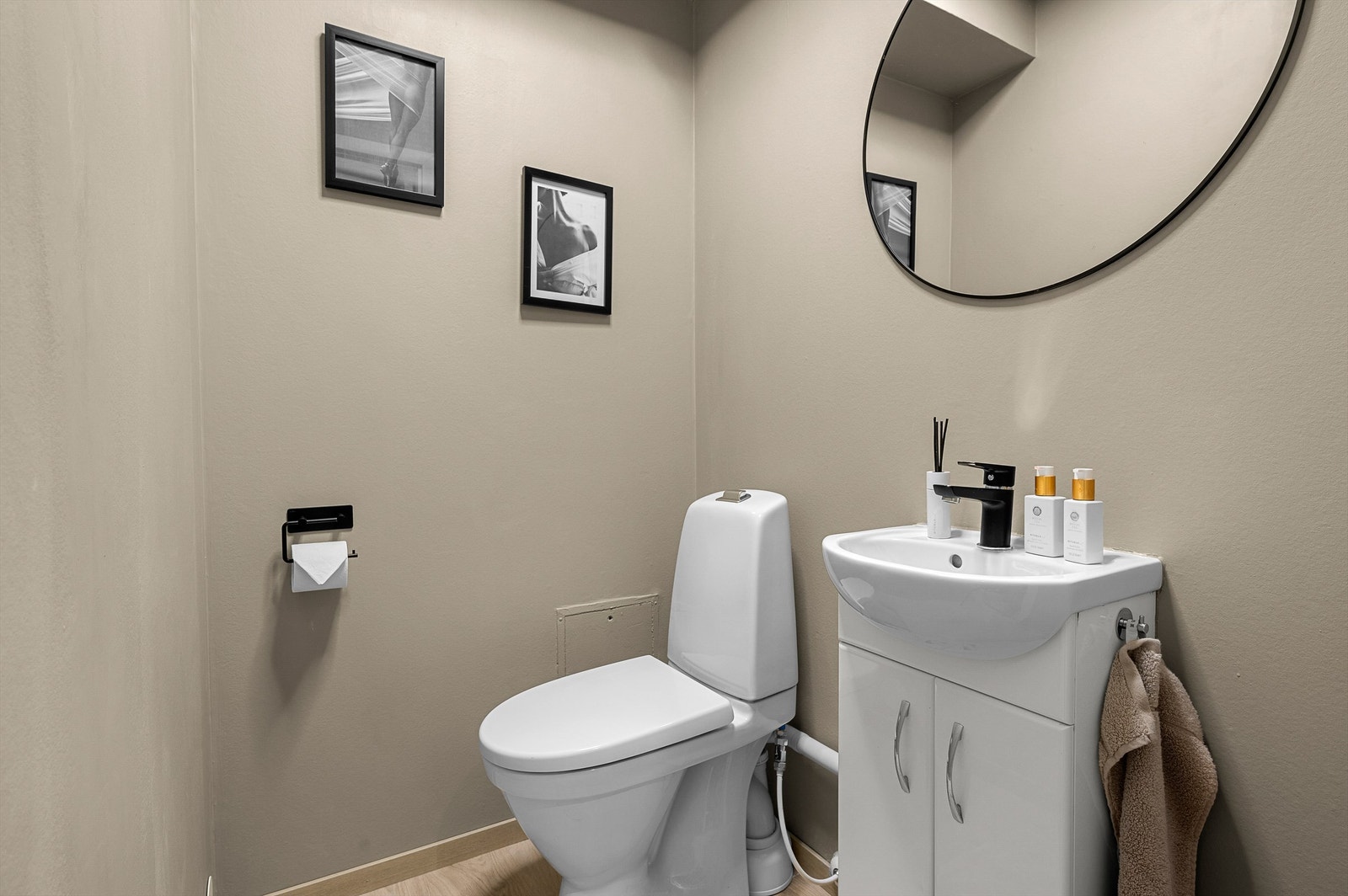 Toalettrommet ble oppgradert med nytt gulv og veggfornyer i 2025. Galleribilde