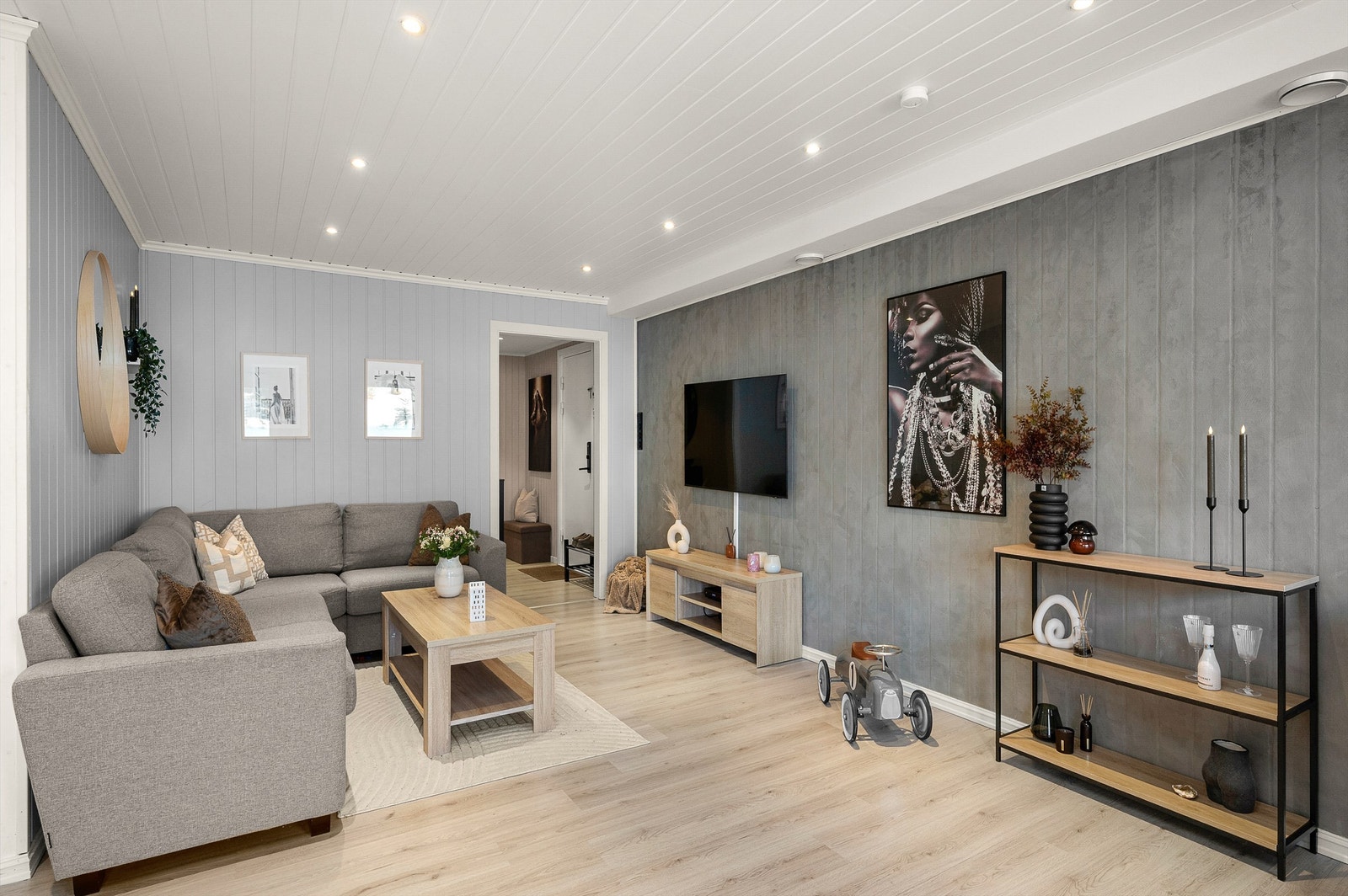 Stuen er lett å møblere med de flere sonene i rommet. Galleribilde